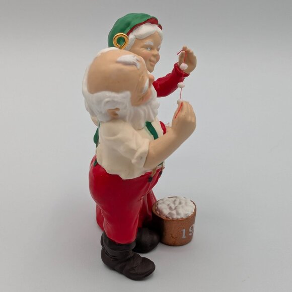 Hallmark Keepsake Popcorn Party Mr. and Mrs. Claus 1990, 5th in the Series - Picture 4 of 11